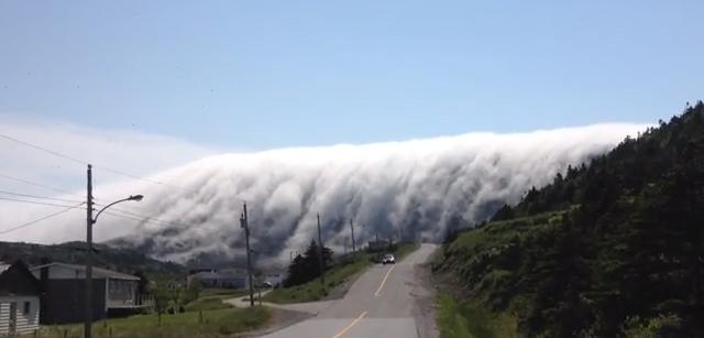 Le brouillard qui descend de la montagne