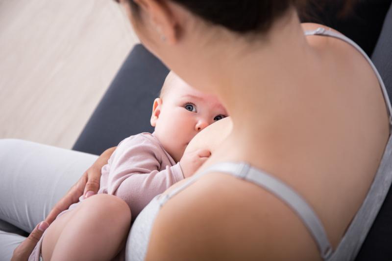 L'allaitement maternel est essentiel pour la croissance et la santé de l'enfant.