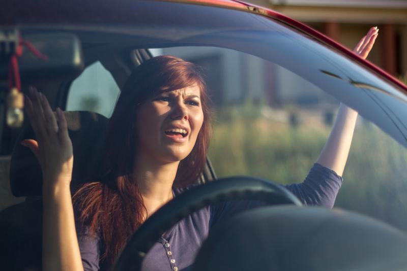 Femme nerveuse au volant