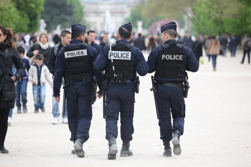 Des policiers parisiens manifestent pour le droit à une vie privée.