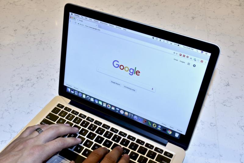 L'Etat réclame deux millions d'euros à Google et Apple. 