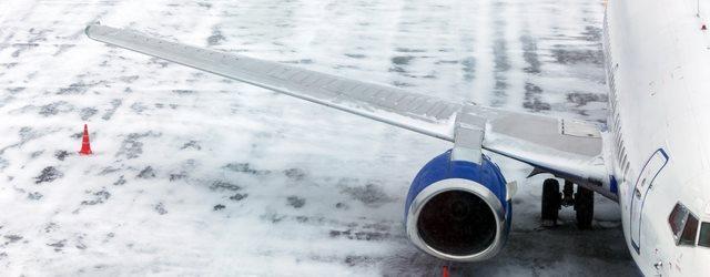 Un avion sort de sa piste à cause de la neige