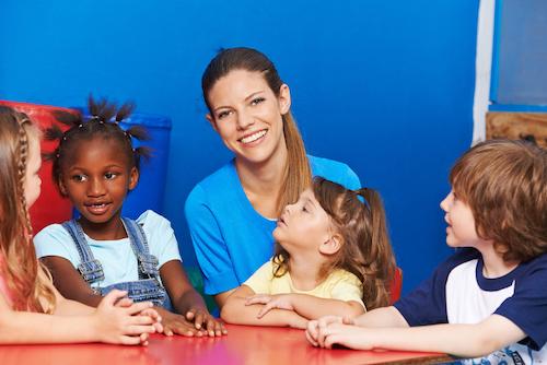On confie de moins en moins ses enfants à des nounous