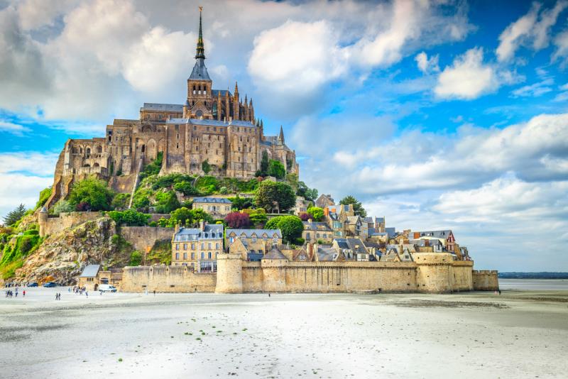 La montée des océans s'accélère et met en danger certaines villes côtières.