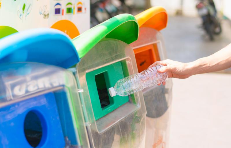 Les bouteilles en plastique et les canettes pourraient bientôt être consignées.