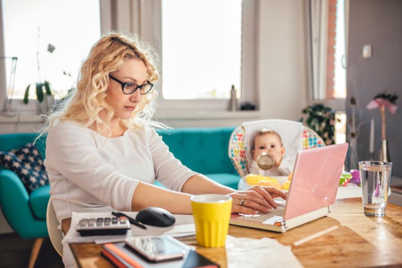 teletravail maison enfant femme