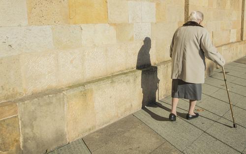 femme âgée marche avec une cane 