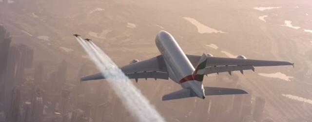Deux hommes volants près d'un avion de ligne
