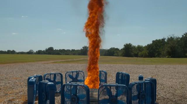 Ils réalisent une tornade de feu avec des ventilateurs