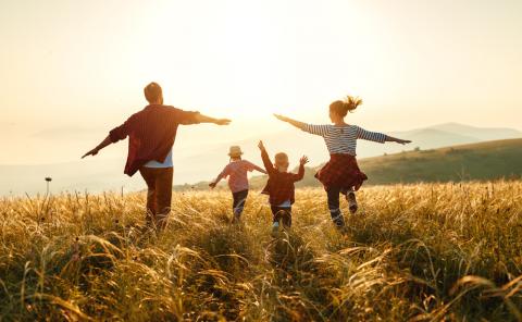 famille heureuse dans un champ