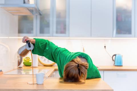 femme fatiguée cuisine