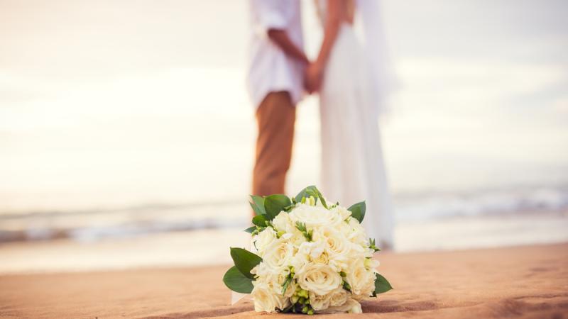 plage mariés bouquet fleurs