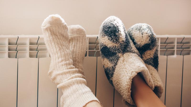 pieds avec chaussettes posés sur un radiateur