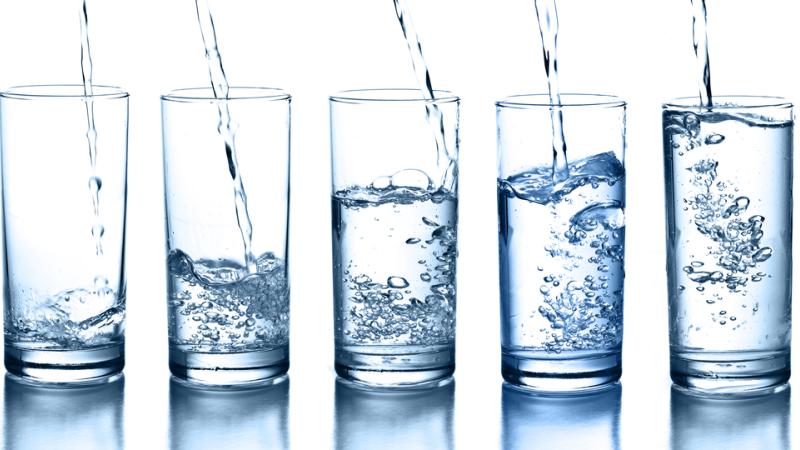 Des cobayes ont bu quatre verres d'eau différente, avant de boire de l'eau plate.