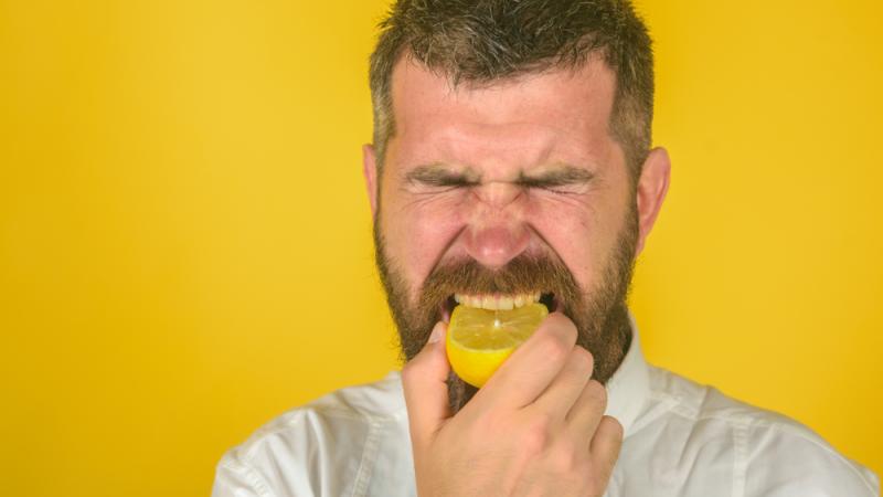 Le « Lemon Face Challenge » consiste à croquer dans un citron en étant filmé.
