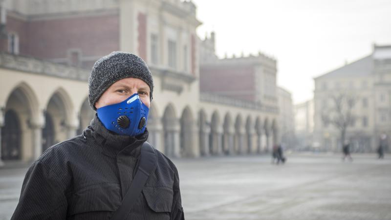 Les Polonais sont nombreux à acheter des masques, espérant se protéger de la pollution.