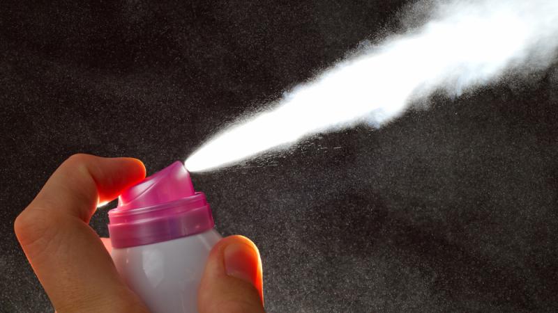 Les sprays censés épurer l'air de la maison la polluent et sont dangereux pour la santé.