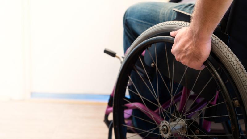 Un jeune Américain totalement paralysé des jambes a réussi à marcher.