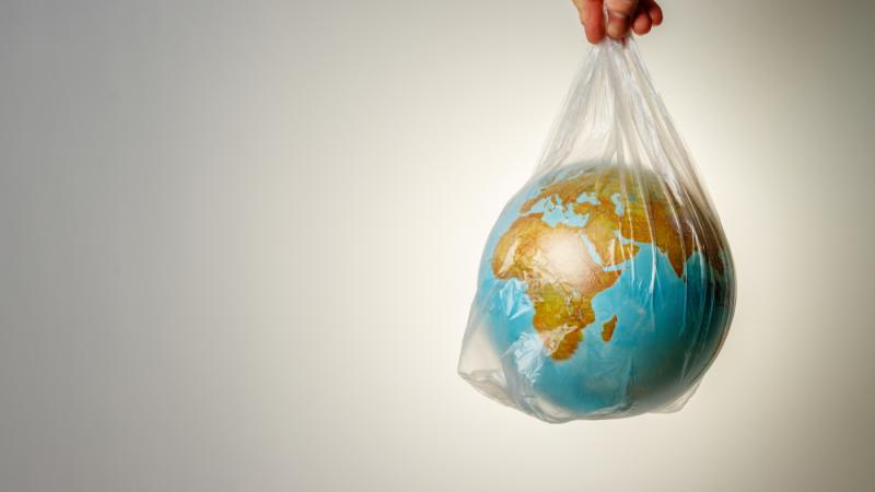 Il existe désormais des sacs en plastique solubles. 