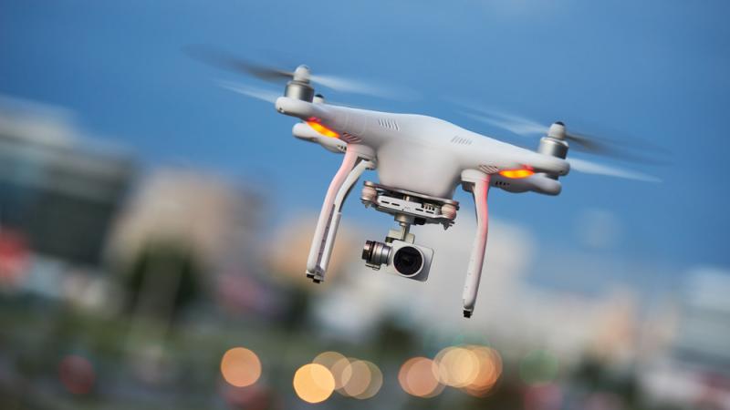 Conduire un drone de plus de 800 grammes est soumise à examen préalable. 