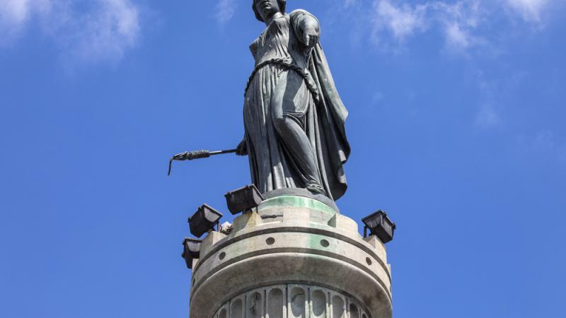La statue représente la résistance des Lillois face aux armées autrichiennes en 1792.