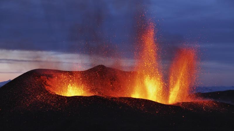 Volcan en éruption