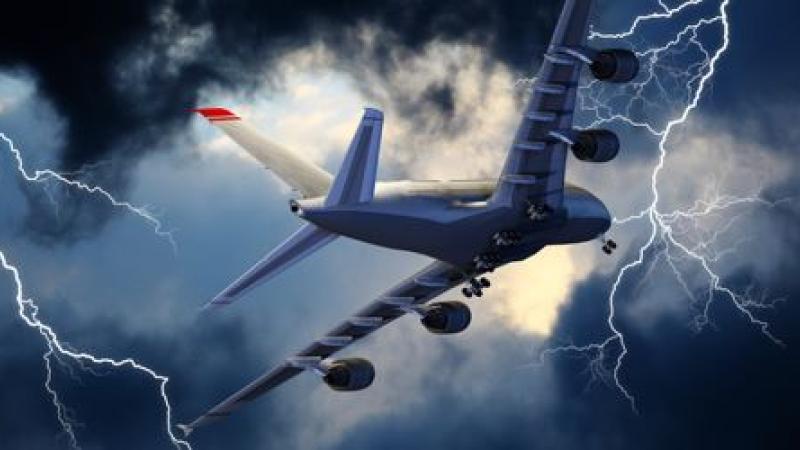 Spectaculaire : il filme la foudre frappant l'avion en plein vol