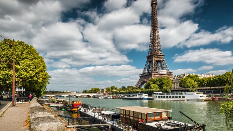 Un monument historique coule dans la Seine pendant la décrue