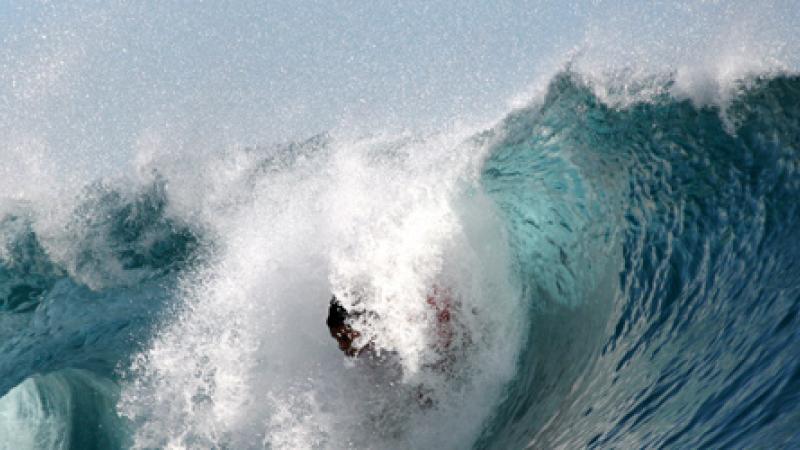 Plongez au cur de Teahupoo, l'une des vagues les plus dangereuses au monde !