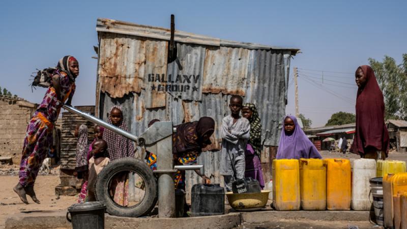 Au Nigéria, de nombreux enfants sont obligés de pomper de l'eau au lieu d'aller à l'école.
