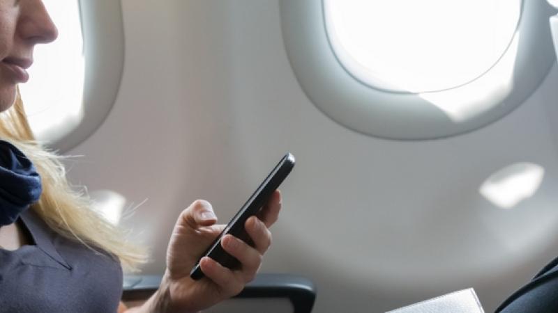 femme-smartphone-avion