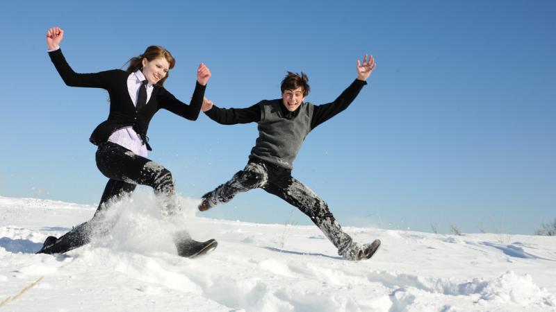 Le fait de sauter dans de la neige épaisse fait des heureux tous les ans.
