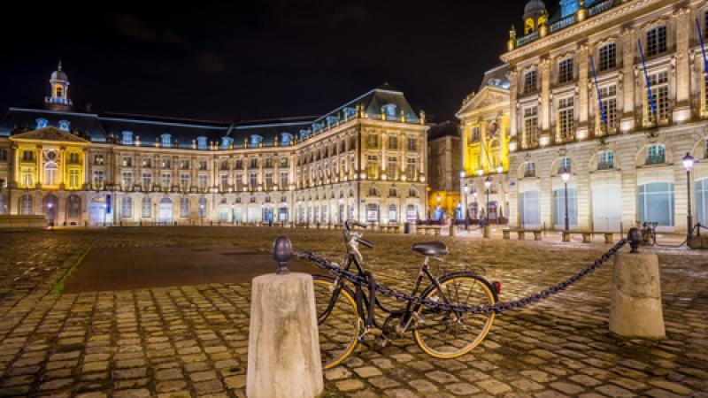 Vue nocturne de la ville de Bordeaux