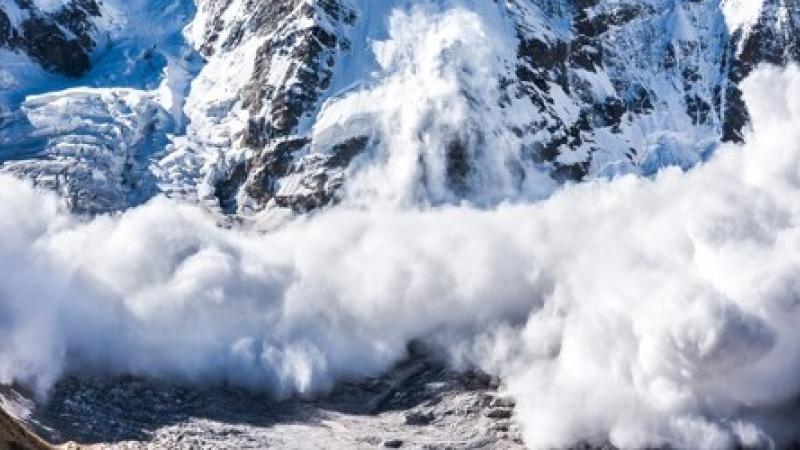 Vidéo terrifiante de l'avalanche du Mont Everest suite au tremblement de terre