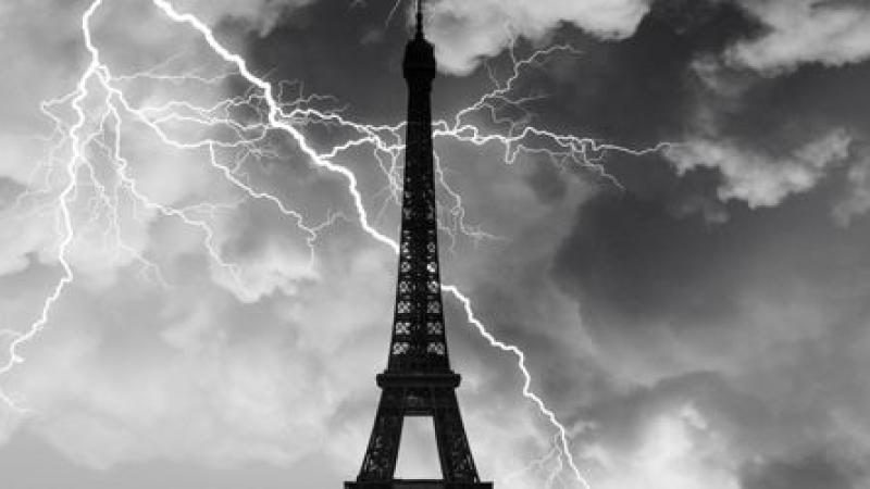 La Tour Eiffel frappée par la foudre le 22 mai 2016.