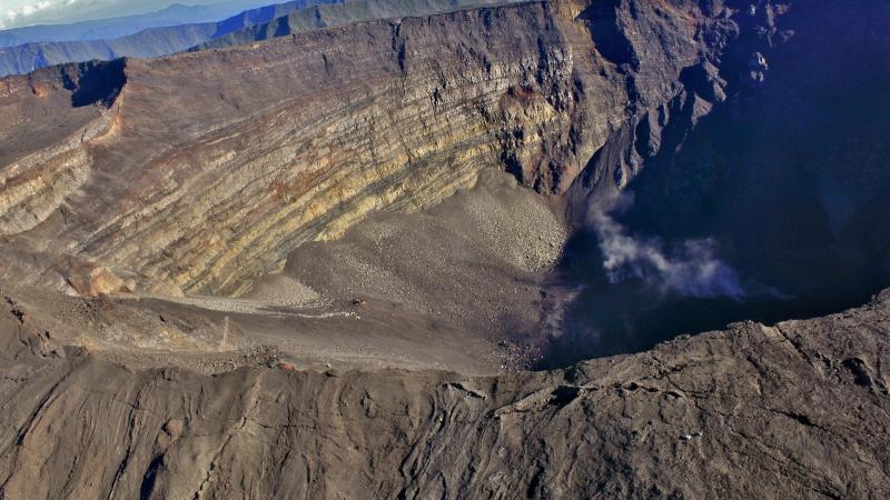 Le Piton de la Fournaise est l'un des volcans plus actifs au monde.