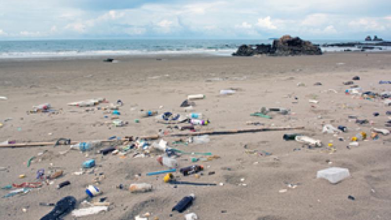 Déchets en plastique sur une plage