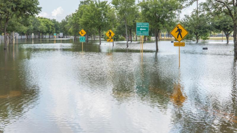 Texas : un homme sauve sa maison des inondations