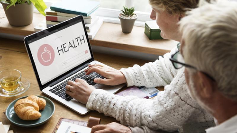 Le carnet de santé en ligne bientôt disponible (c) Shutterstock