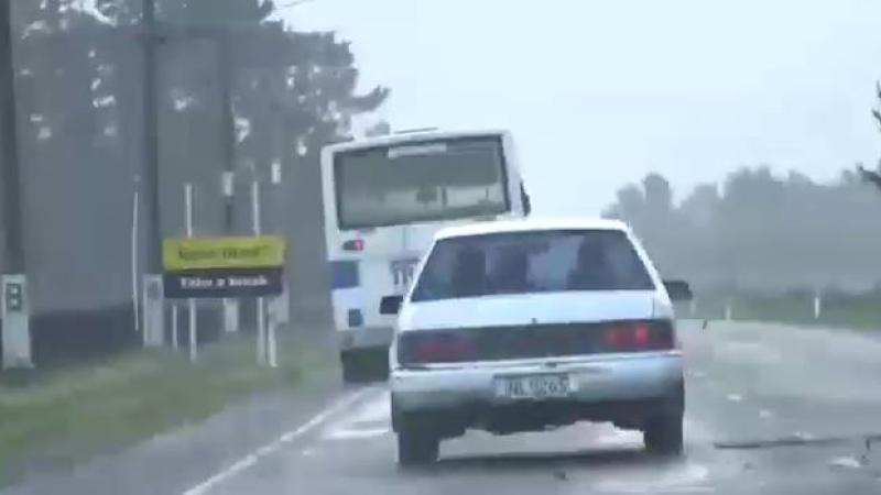 Un bus emporté par le vent