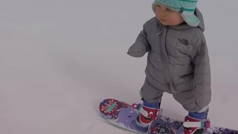 Un bébé de 14 mois descend ses premières pentes en snowboard