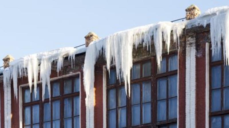 Avalanche de glaces depuis le toit d'un immeuble