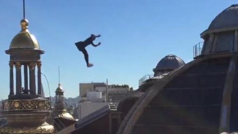 Une acrobate sur les toits de Paris 
