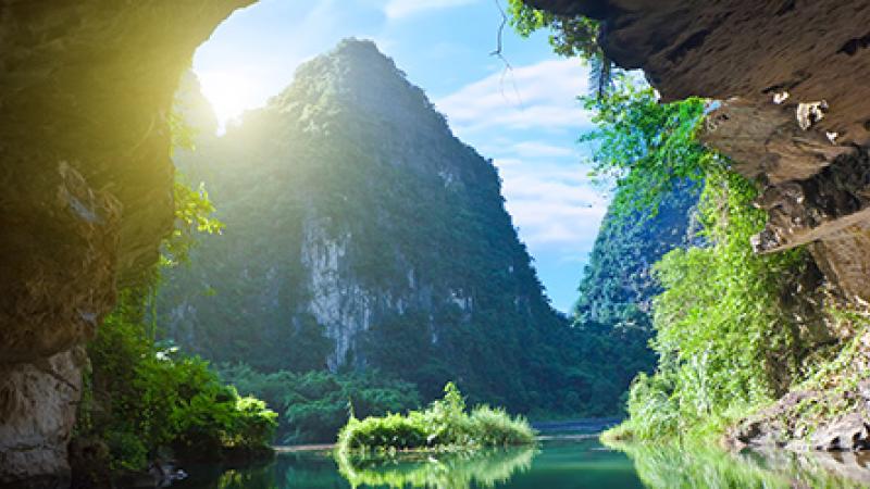 Visitez Hang Son Dong, la plus grande caverne du monde !
