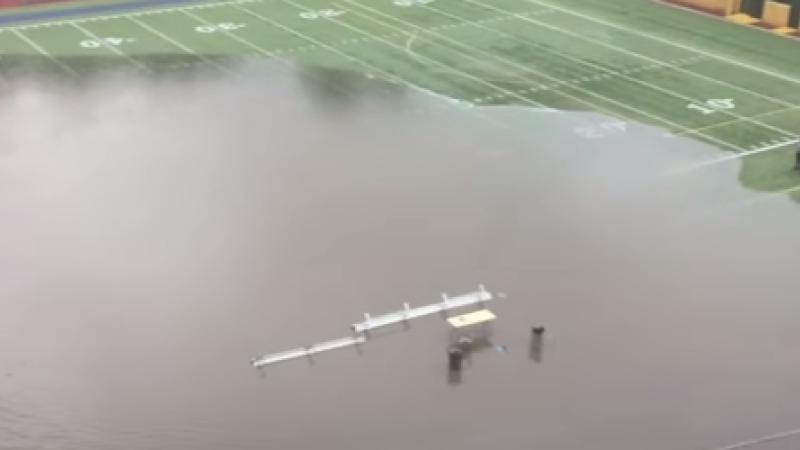 Des pluies transforment les tribunes d'un stade en chute d'eau