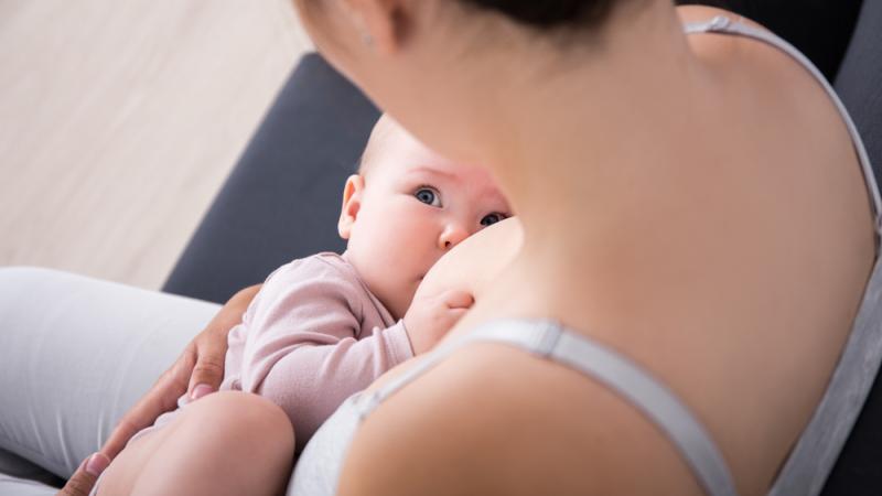 L'allaitement maternel est essentiel pour la croissance et la santé de l'enfant.