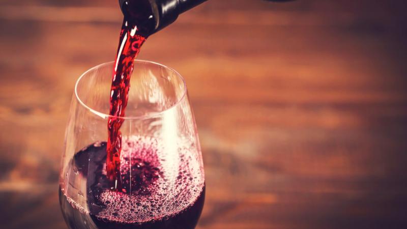 Même une faible consommation de vin induit un risque accru pour la santé.