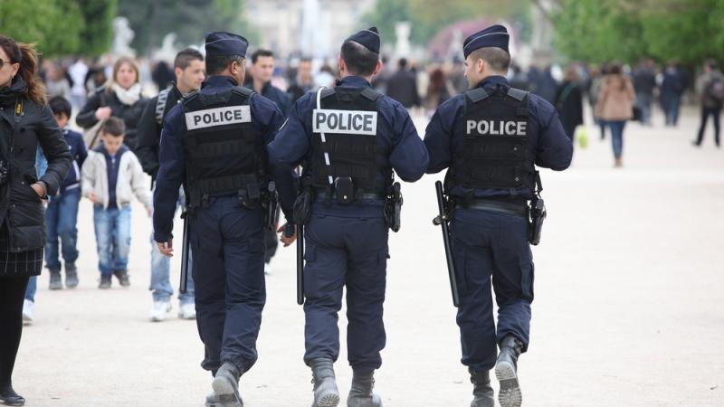 Des policiers parisiens manifestent pour le droit à une vie privée.