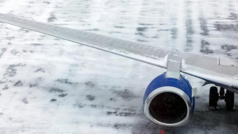 Un avion sort de sa piste à cause de la neige