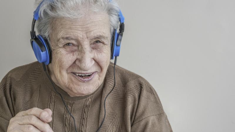 femme âgée écoute de la musique 